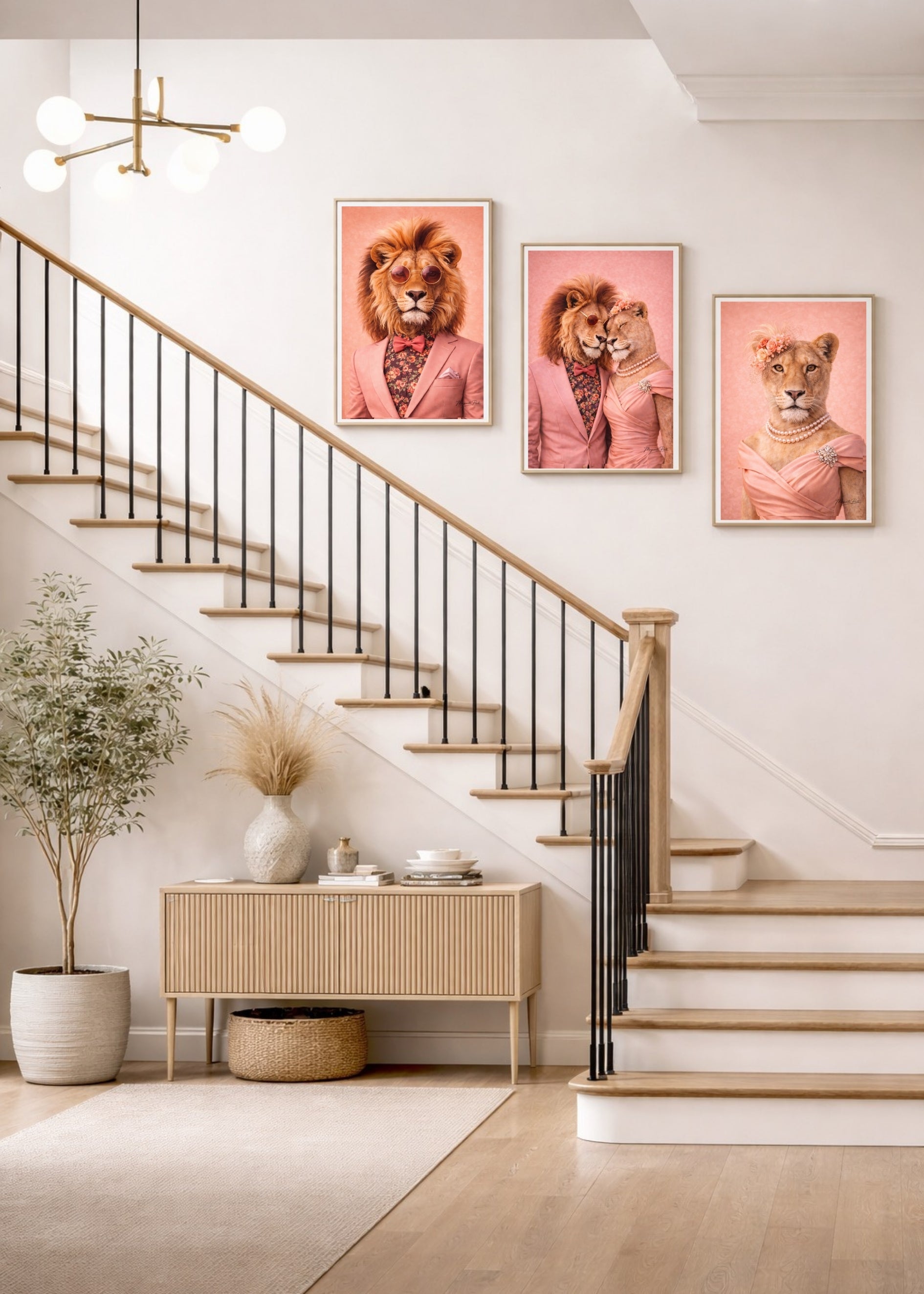 La beauté de ces trois tableaux de lions en décoration dans un escalier.