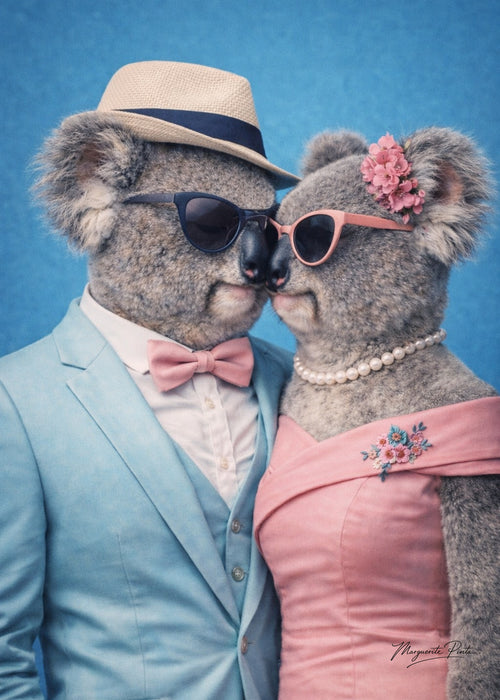 Trois portraits de Koalas fusionnant puissance ancestrale et douceur inattendue dans un univers bleu poudré par Marguerite P.
